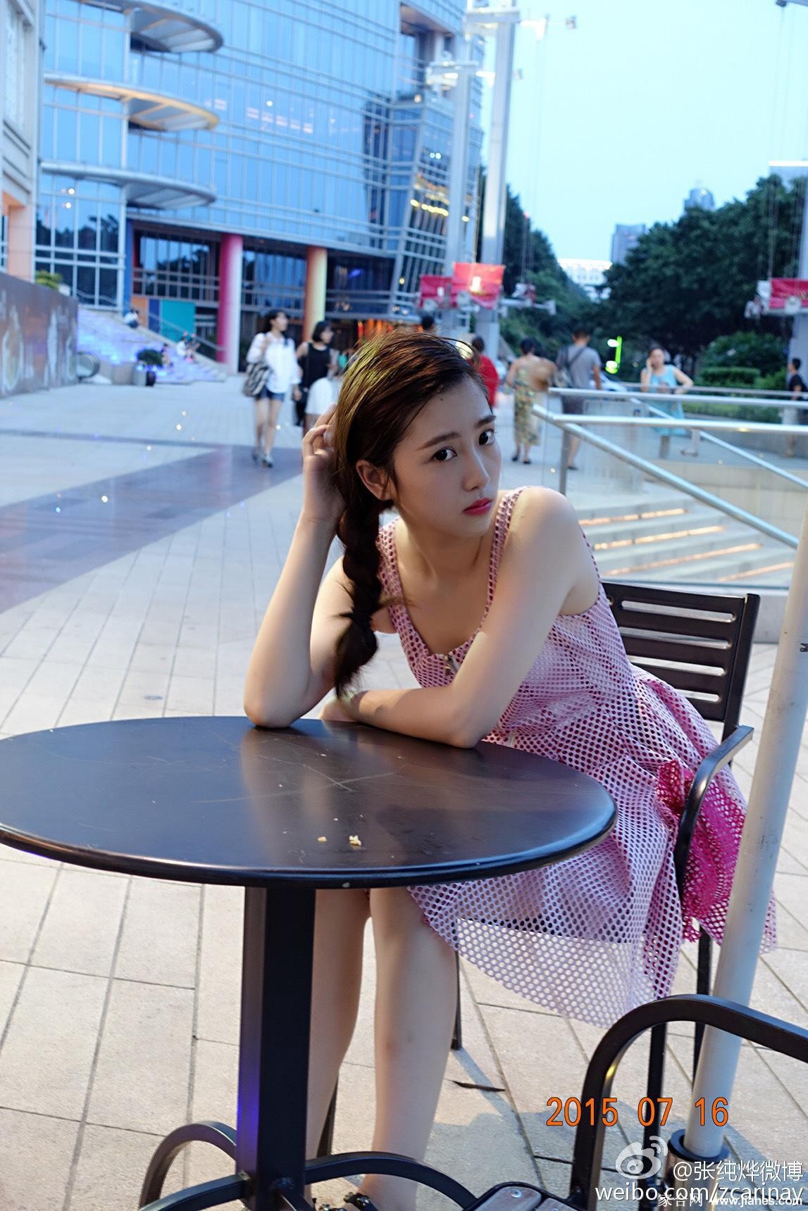 江苏卫视主持人张纯烨清雅写真集 白衫长裙演绎纯澈风韵 倚靠窗边凝神远望 白色衬衫与静谧侧颜交织成诗